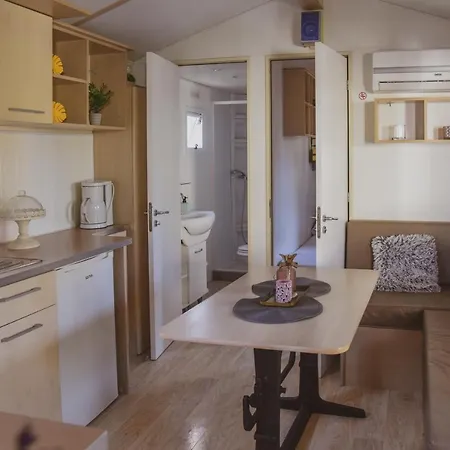 营地 Mobile Homes *